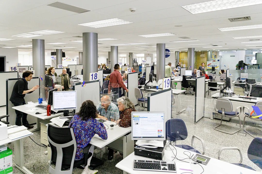 El Gobierno fijó aumentos para estatales y un pago extraordinario de $80.000
