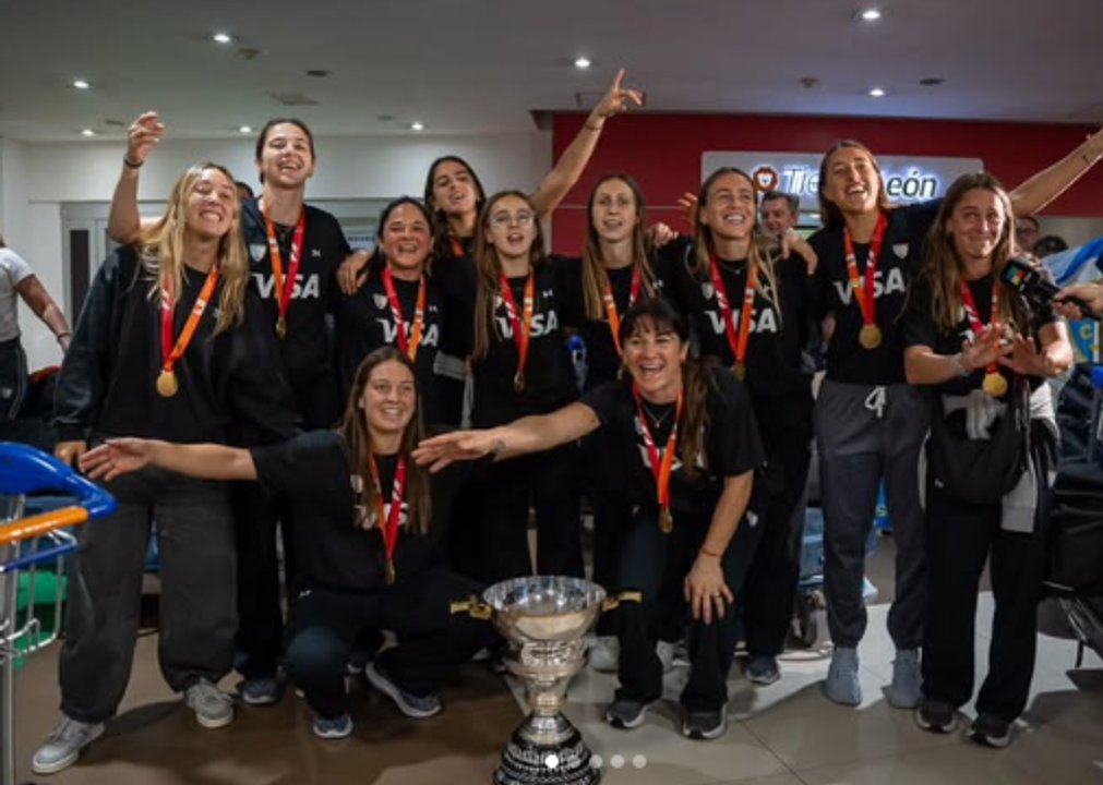 Las Leonas llegaron al país luego de ganar el Mundial de hockey