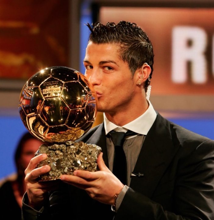 Cristiano Ronaldo celebró un nuevo galardón en las redes con una publicación que despertó suspicacias
