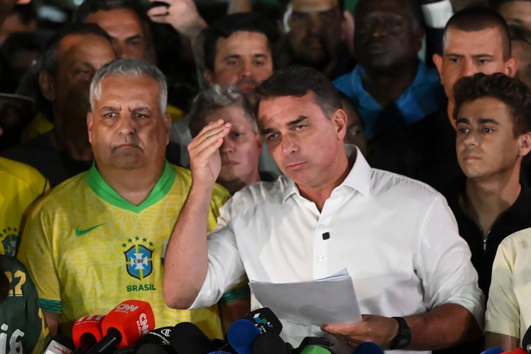 Flávio Bolsonaro se declaró presidente electo desde Estados Unidos y cuestionó los comicios