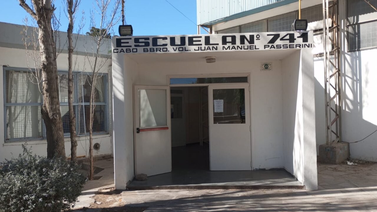 Investigan a un joven de Puerto Madryn por generar contenido pornográfico con IA usando las caras de sus compañeras