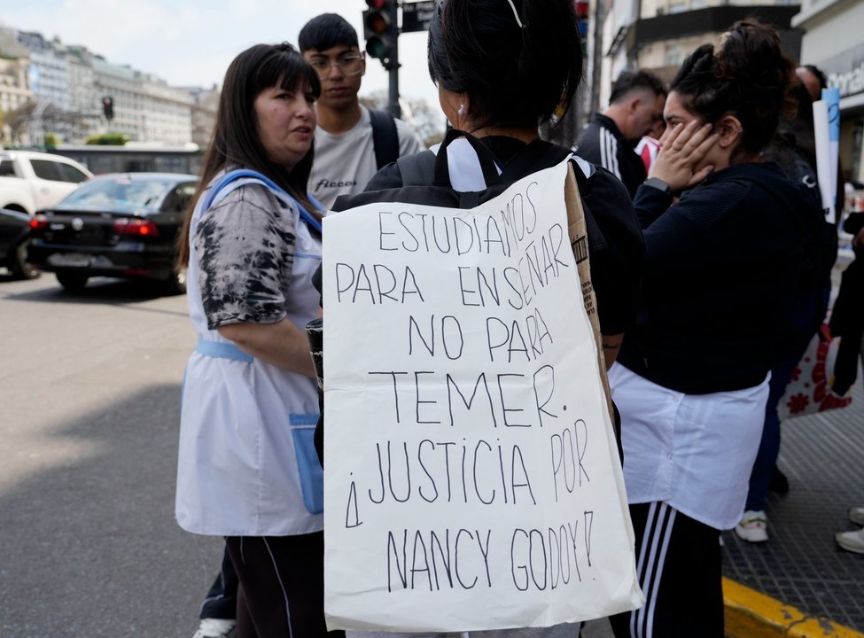 Maestros se concentran en el Obelisco en reclamo de justicia por Nancy Godoy
